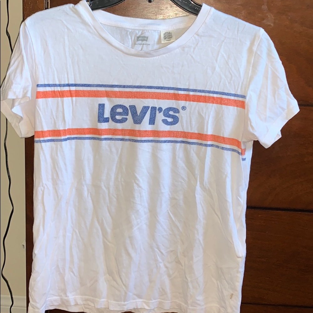 white levi’s t-shirt
